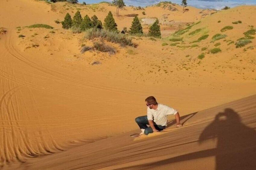 Une personne qui dévale une dune de sable. 2