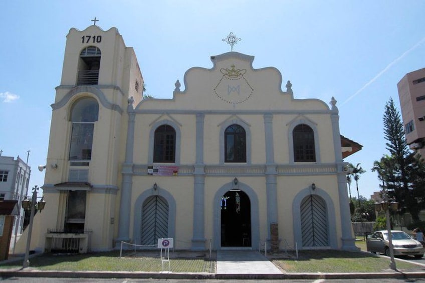 Une église dotée d’un clocher, de fenêtres en arc et d’une croix au sommet. 4