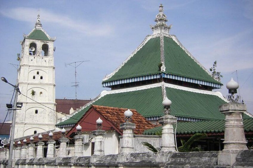 Un bâtiment traditionnel doté d’un toit végétalisé et d’une tour blanche. 3