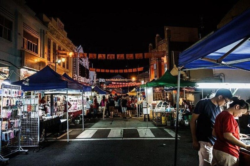 Un marché de nuit en plein air, avec des étals et des tentes. 5