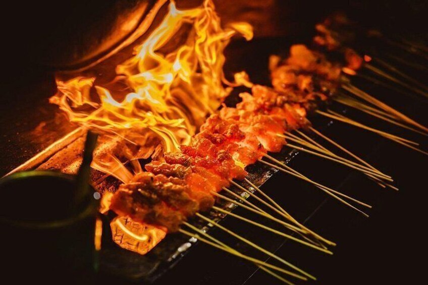 Brochetas de carne asándose sobre fuego abierto. 3