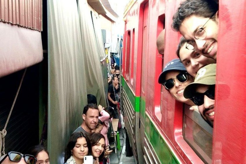 Un train bondé, avec des passagers penchés à la fenêtre. 1