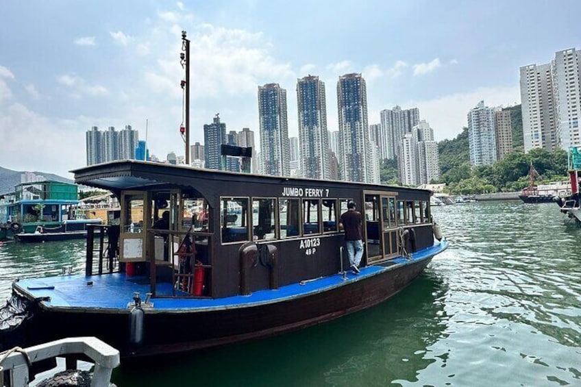 Embark on a comfortable and covered teak boat ride around the Fishing Village, with audio commentary narrating tales of the Village (English, Cantonese, Mandarin, Japanese and Korean)
