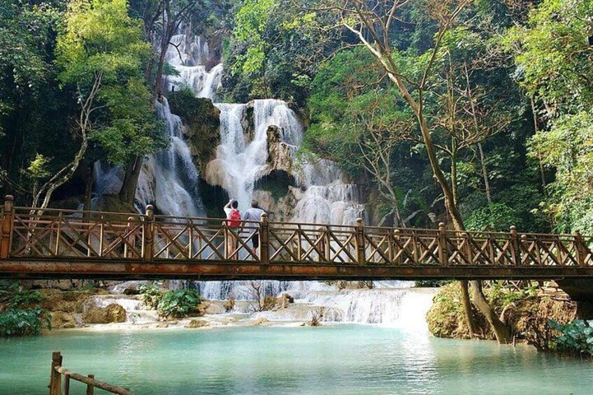 Ein Wasserfall, eine Brücke und ein bewaldetes Gebiet. 2
