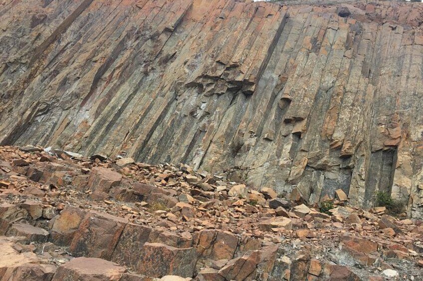Paesaggio roccioso con formazioni rocciose sedimentarie a strati. 1