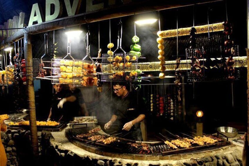 En gatuförsäljare som grillar spett på kvällen. 2