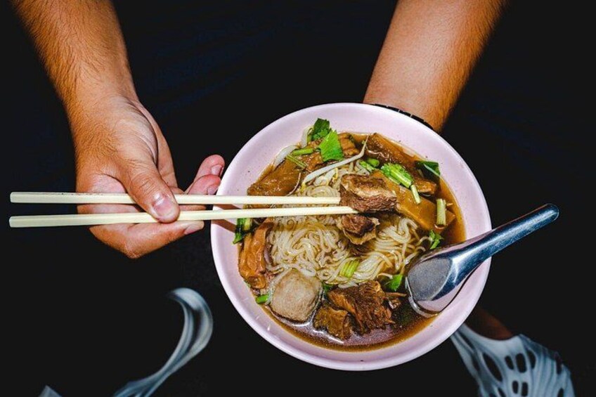 Una ciotola di zuppa di noodles con bacchette e cucchiaio. 2