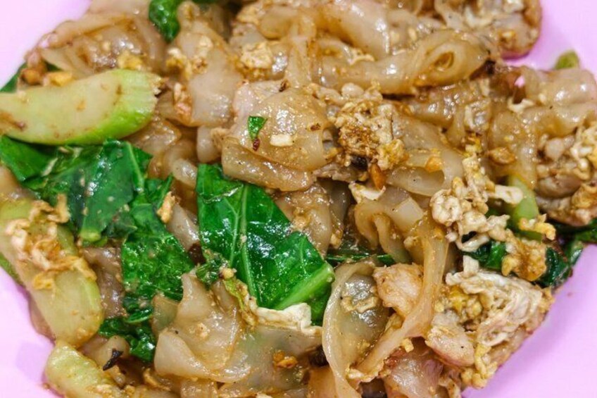A dish of stir-fried noodles with vegetables and scrambled eggs. 4