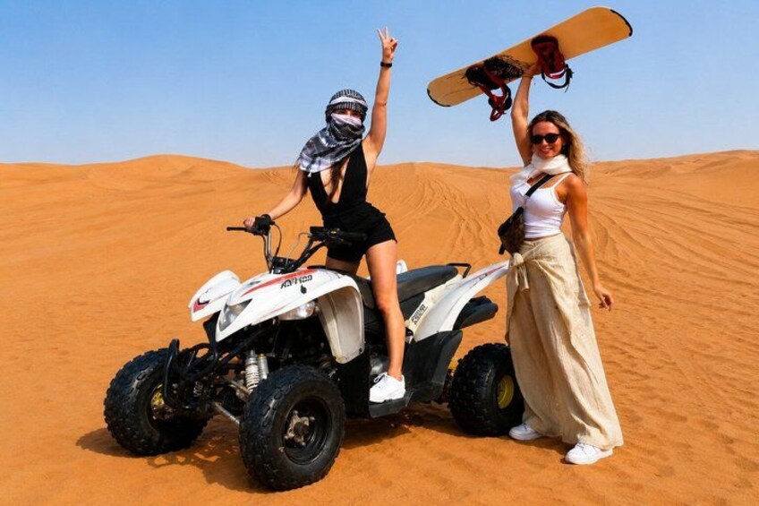 Dos personas en un buggy del desierto. 1