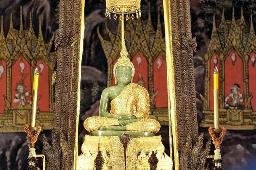 En gylden Buddha-statue i et tempel med detaljeret arkitektur og traditionelle thailandske udsmykninger. 5