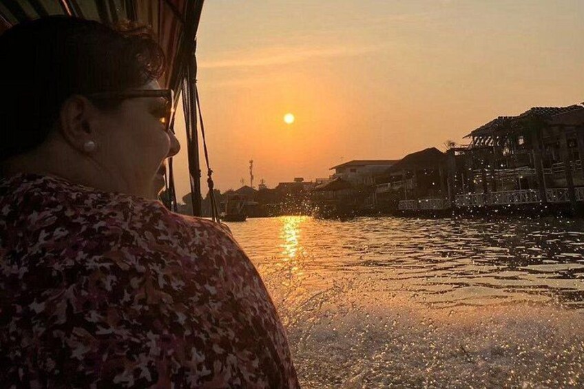 Be seduced by the historical monuments and medieval charm of Ayutthaya in just in One Hour Traditional Boat for a lifetime experience. 2