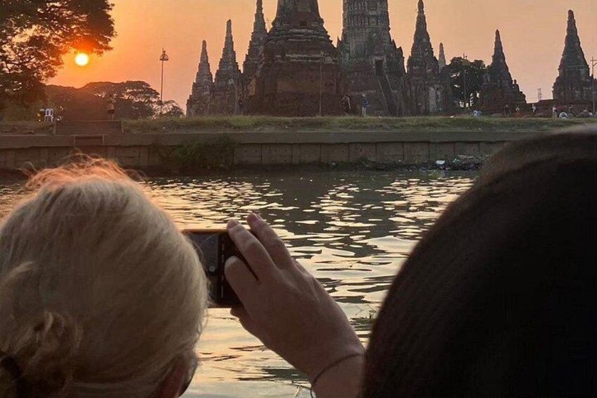 Be seduced by the historical monuments and medieval charm of Ayutthaya in just in One Hour Traditional Boat for a lifetime experience. 3