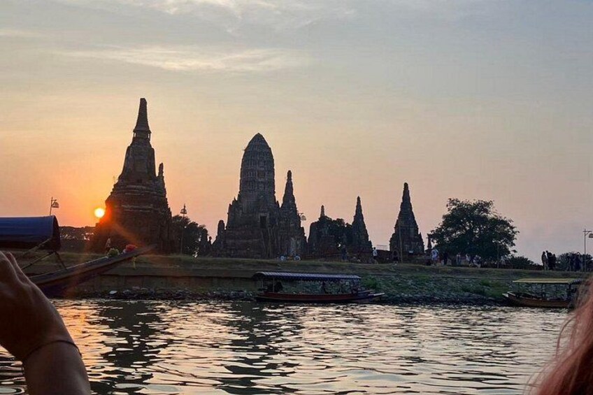 Be seduced by the historical monuments and medieval charm of Ayutthaya in just in One Hour Traditional Boat for a lifetime experience. 4