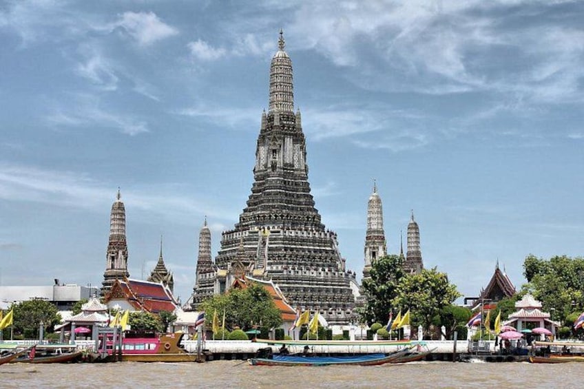 Wat Arun stands majestically over the water 5
