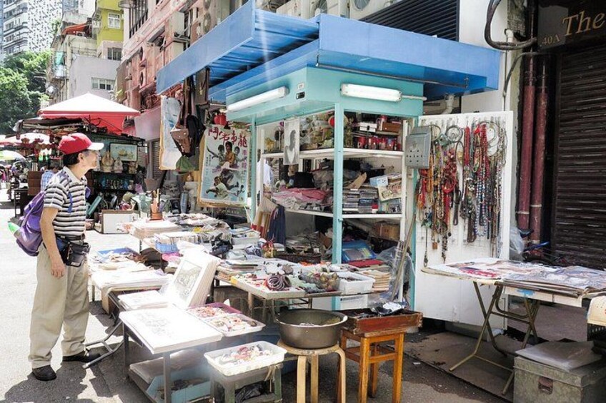Un marché de rue où l’on trouve des étals vendant des livres, des bijoux et divers autres articles. 2