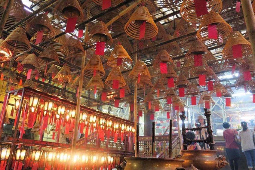 L’intérieur d’un temple, avec des structures coniques suspendues et des lanternes rouges. 4