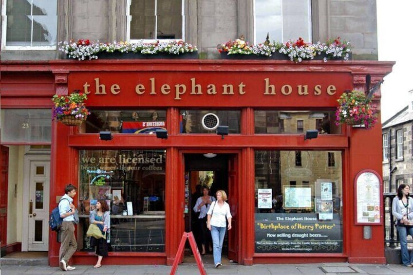 Un edificio rojo con un letrero que dice 'the elephant house'. 1