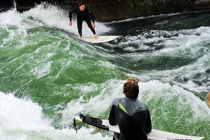 Una persona surfeando una ola en un río. 4