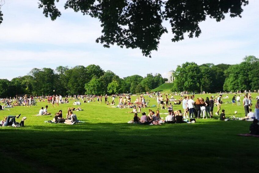The locals chilling at the English Garden. 5