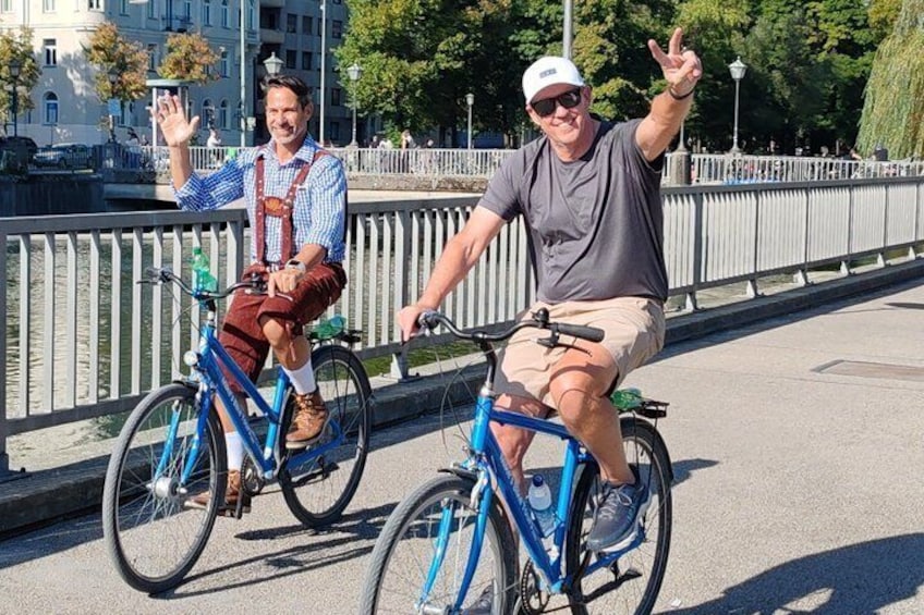 Deux personnes à vélo sur un pont. 2