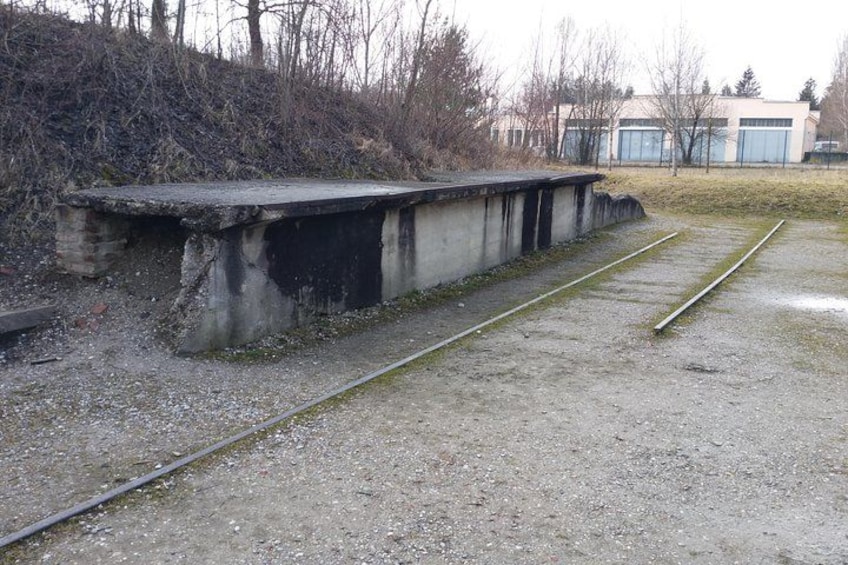 Gleis mit Bahnsteig und einem Gebäude im Hintergrund. 2