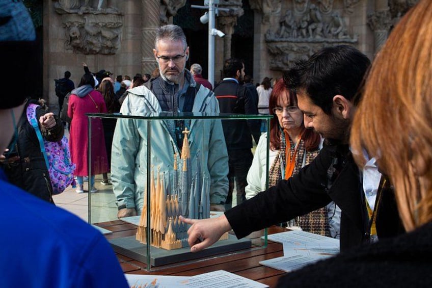 Park Guell and Sagrada Familia Tour with Skip the Line Tickets 3