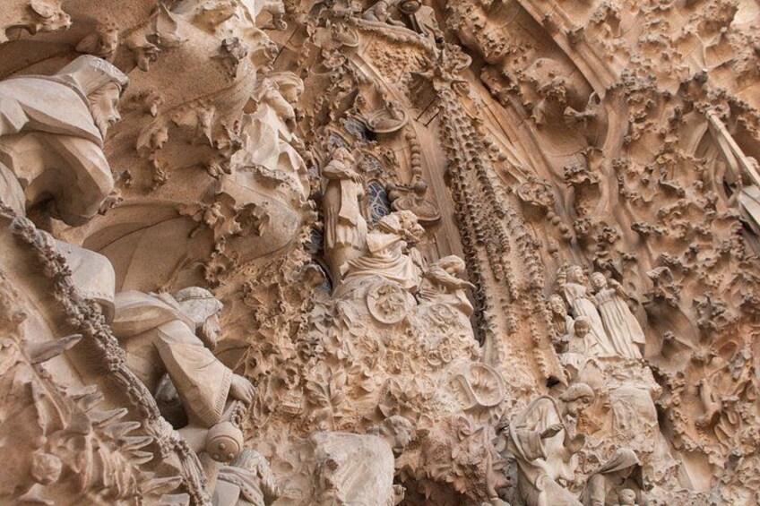 Park Guell and Sagrada Familia Tour with Skip the Line Tickets 2
