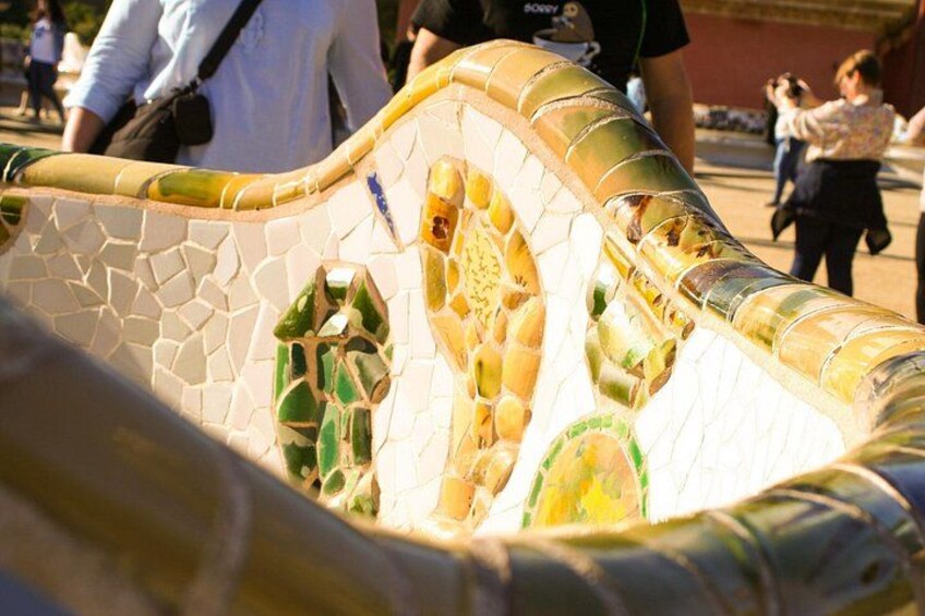 Una scultura in mosaico con motivi geometrici e tocchi di verde. 5
