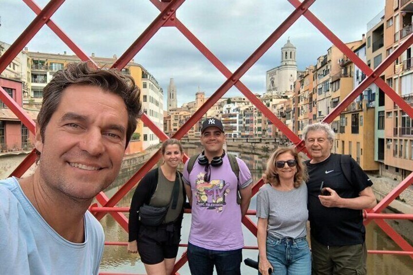 Un gruppo di persone in piedi su un ponte, con una città sullo sfondo. 2