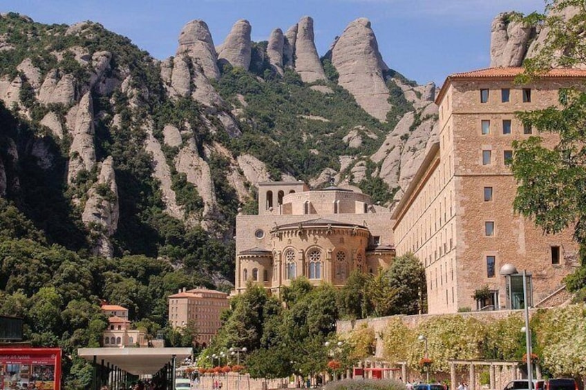 Sagrada Familia & Montserrat Small Group Tour with Hotel pick-up 1