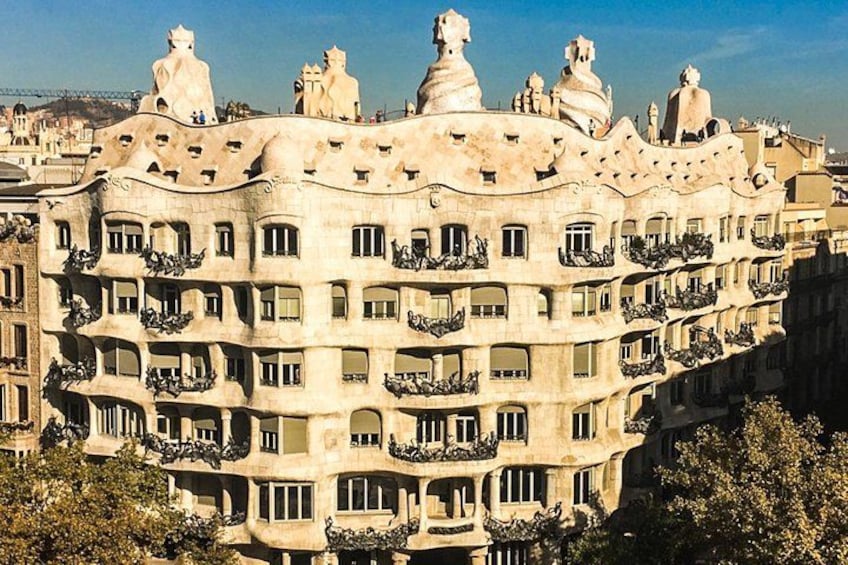 Un edificio a più piani con balconi e un design architettonico originale. 2