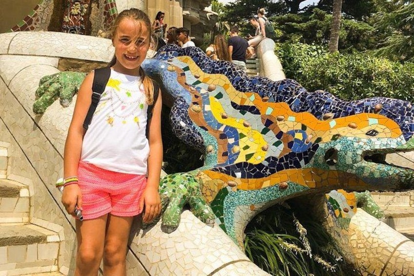 En mosaikdrage skulptur med et barn foran. 5