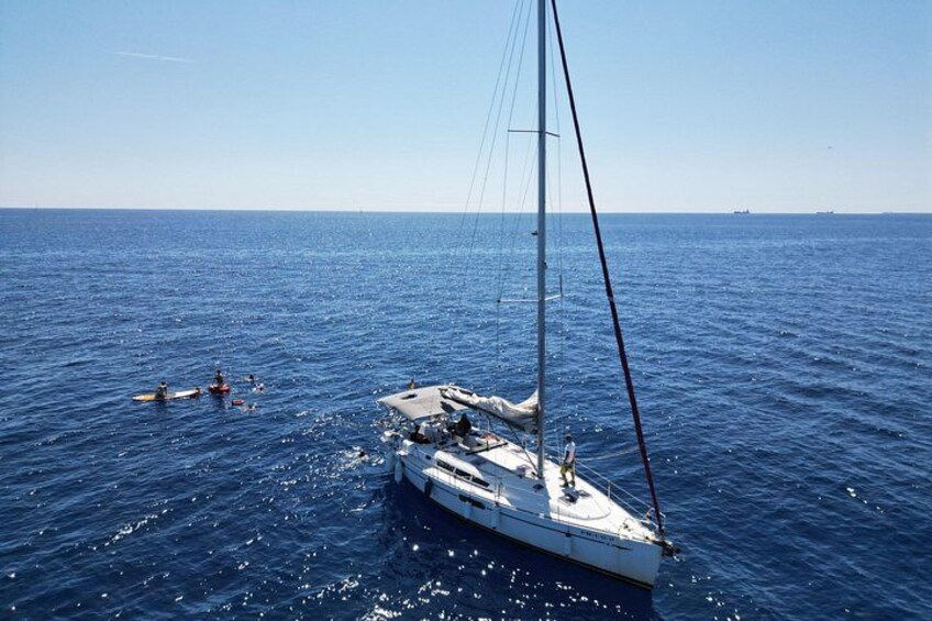 Una barca a vela su acque blu calme sotto un cielo sereno. 4