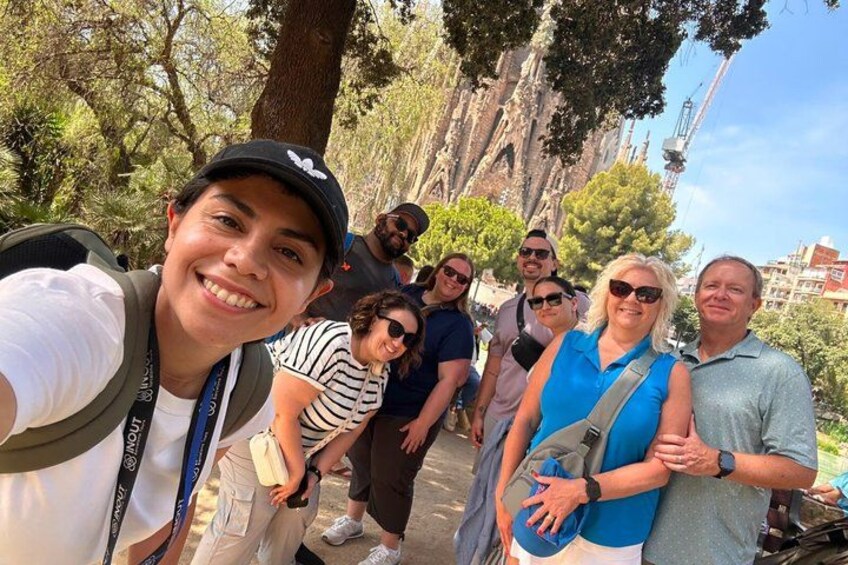 Barcelona in 1 Day: Sagrada Familia, Park Guell,Old Town & Pickup 4
