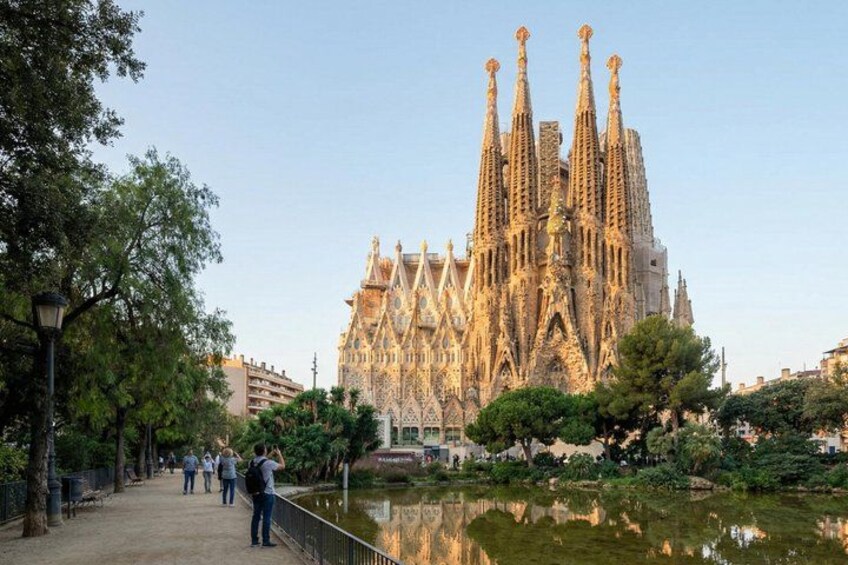 Barcelona in 1 Day: Sagrada Familia, Park Guell,Old Town & Pickup 1