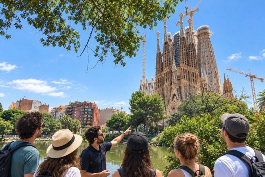 Barcelona in 1 Day: Sagrada Familia, Park Guell,Old Town & Pickup 3