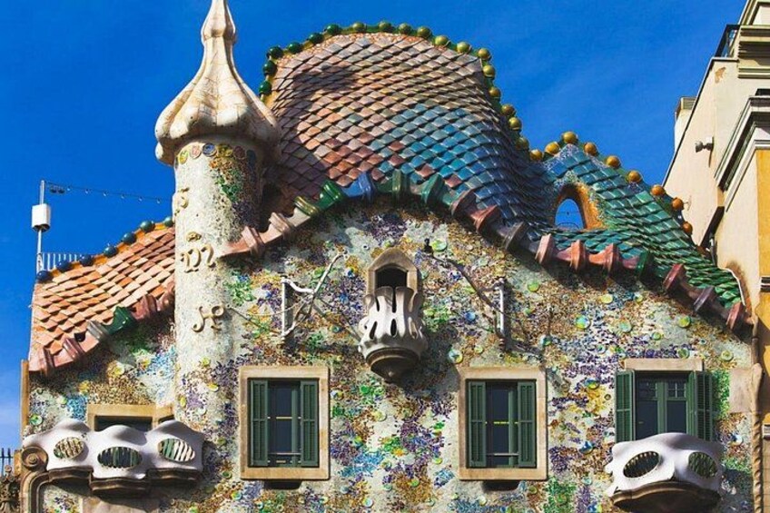 Casa Batllo - Gaudi's tourhttps://media-cdn.tripadvisor.com/media/attractions-splice-spp-720x480/09/cd/17/17.jpg 2