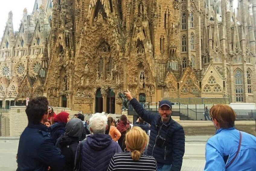 Park Guell and Sagrada Familia Private Tour with Hotel pick-up 3