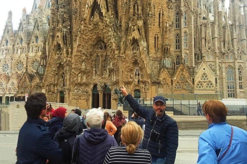 Park Guell and Sagrada Familia Private Tour with Hotel pick-up 3