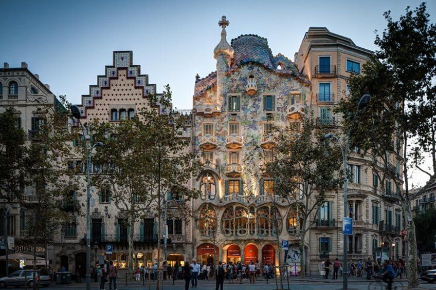 Pass by in Passeig de Gracia to have a look at the facades of Casa Batllo and La Pedrera 2