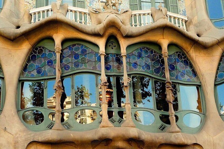 Sagrada Familia & Barcelona Small Group Tour with Hotel Pick-up 2