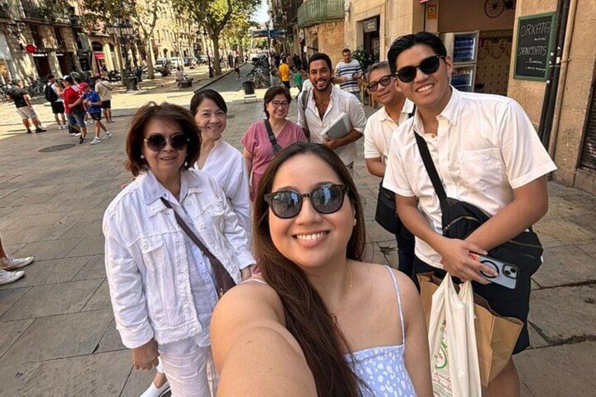 Een groep mensen maakt een selfie op een straat in de stad. 3