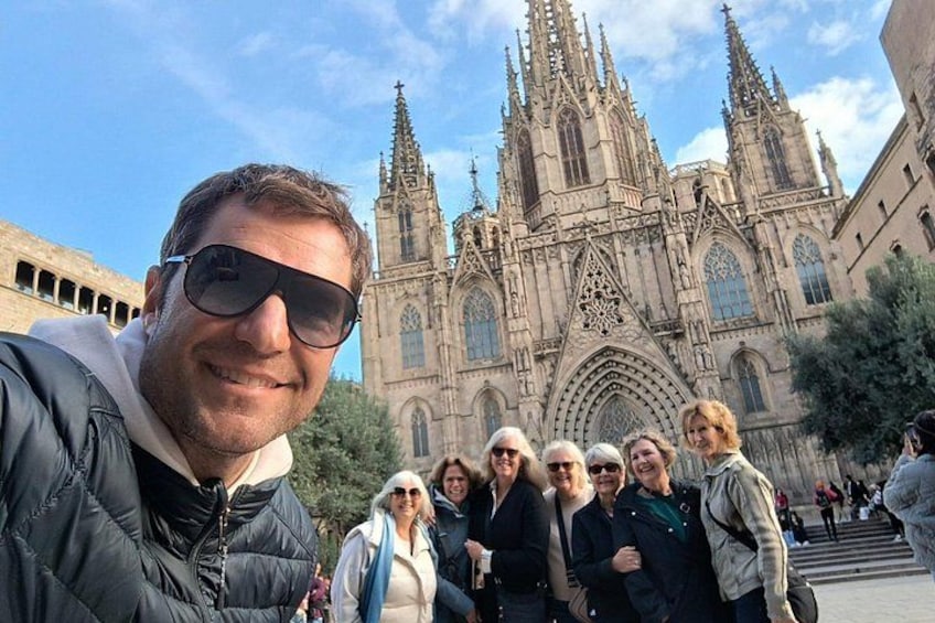 Un groupe de personnes se tient devant une cathédrale gothique, reconnaissable à ses arcs brisés et à ses arcs-boutants. 4