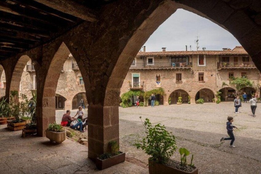 Besalu & 3 Medieval Towns Small Group Tour with Hotel Pick-Up 4