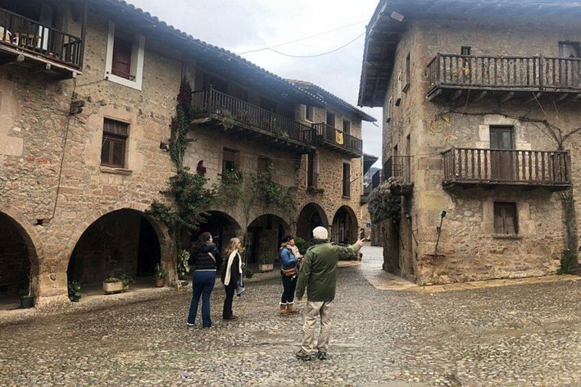 Guided tour with tourists in Besalú medieval town 2