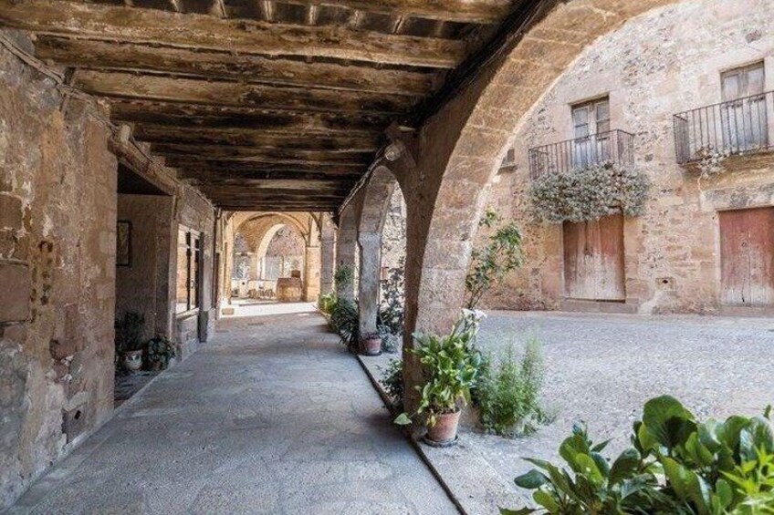 Besalu & 3 Medieval Towns Small Group Tour with Hotel Pick-Up 5