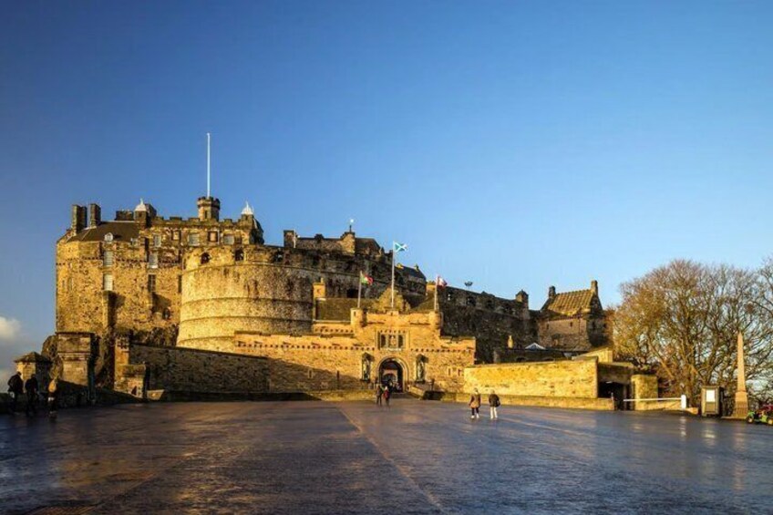 Edinburgh Castle Guided Walking Tour with Expert Local Guide 3