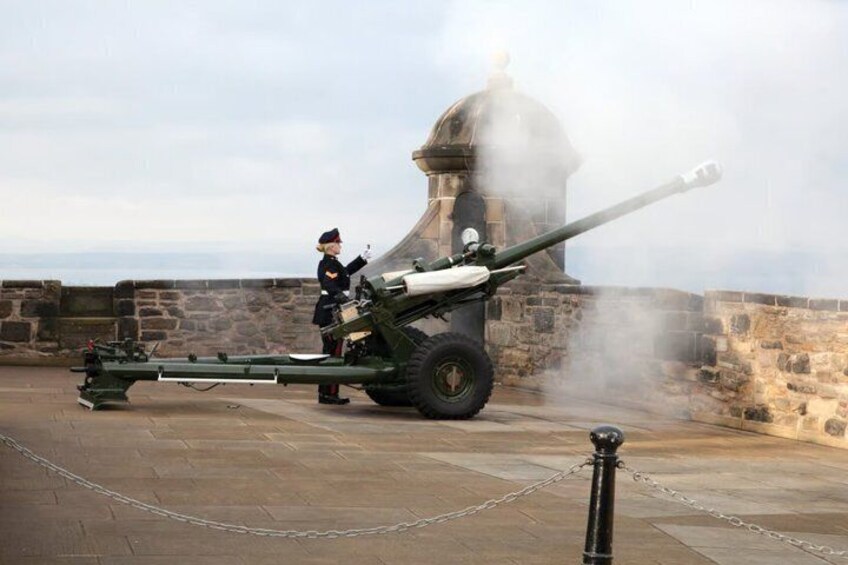 Edinburgh Castle Guided Walking Tour with Expert Local Guide 4