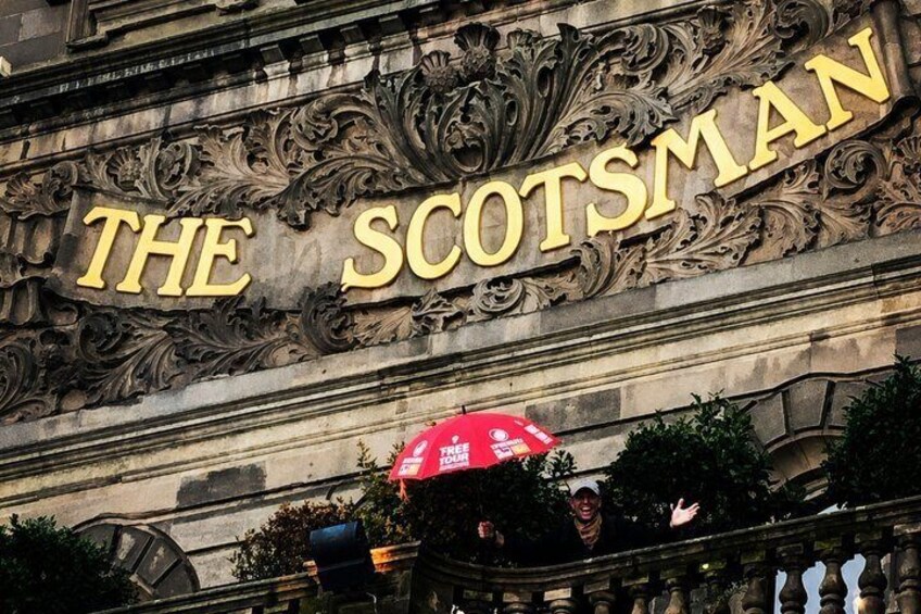 Eine Gebäudefassade mit dem Schriftzug 'THE SCOTSMAN' in großen Buchstaben. 5