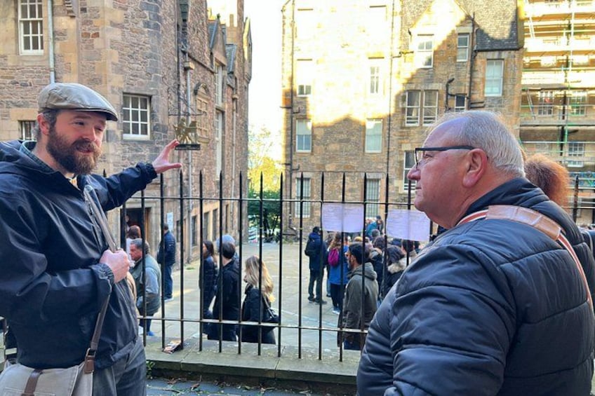 Edinburgh Royal Mile and Old Town Small Group Walking Tour 1